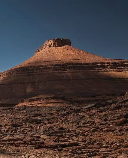 Vue panoramique du mont El Mdouar dans le paysage désertique de Foum Zguid, Maroc.